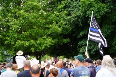 Kenosha, Wisconsin / ABD - 27 Haziran 2020: Birçok Wisconsinite 'li mavi hayatlar için düzenlenen rozet mitingine destek vermek için geldi..