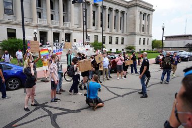 Kenosha, Wisconsin / ABD - 27 Haziran 2020: BLM destekçileri ve antifa mavi yaşamlı madde mitinginde destekçilerle çatışmaya girerken, yerel polis her iki taraf arasında bir bölünmeyi sürdürdü.