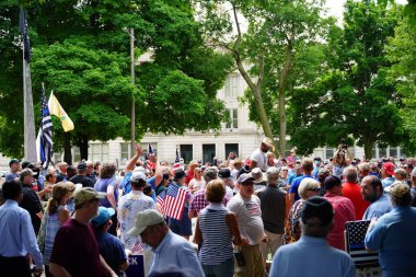 Kenosha, Wisconsin / ABD - 27 Haziran 2020: BLM destekçileri ve antifa mavi yaşamlı madde mitinginde destekçilerle çatışmaya girerken, yerel polis her iki taraf arasında bir bölünmeyi sürdürdü.