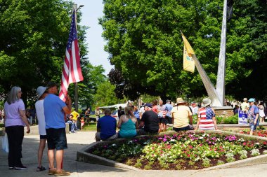 Kenosha, Wisconsin / ABD - 27 Haziran 2020: BLM destekçileri ve antifa mavi yaşamlı madde mitinginde destekçilerle çatışmaya girerken, yerel polis her iki taraf arasında bir bölünmeyi sürdürdü.