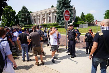Kenosha, Wisconsin / ABD - 27 Haziran 2020: BLM destekçileri ve antifa mavi yaşamlı madde mitinginde destekçilerle çatışmaya girerken, yerel polis her iki taraf arasında bir bölünmeyi sürdürdü.