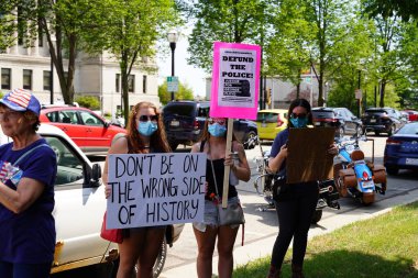 Kenosha, Wisconsin / ABD - 27 Haziran 2020: BLM destekçileri ve antifa mavi yaşamlı madde mitinginde destekçilerle çatışmaya girerken, yerel polis her iki taraf arasında bir bölünmeyi sürdürdü.