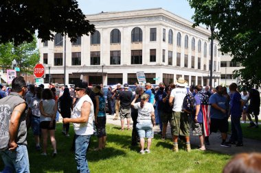 Kenosha, Wisconsin / ABD - 27 Haziran 2020: BLM destekçileri ve antifa mavi yaşamlı madde mitinginde destekçilerle çatışmaya girerken, yerel polis her iki taraf arasında bir bölünmeyi sürdürdü.