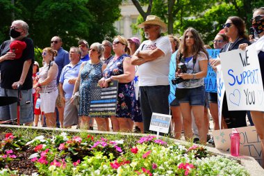 Kenosha, Wisconsin / ABD - 27 Haziran 2020: Birçok Wisconsinite 'li mavi hayatlar için düzenlenen rozet mitingine destek vermek için geldi.