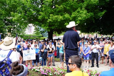 Kenosha, Wisconsin / ABD - 27 Haziran 2020: Birçok Wisconsinite 'li mavi hayatlar için düzenlenen rozet mitingine destek vermek için geldi.