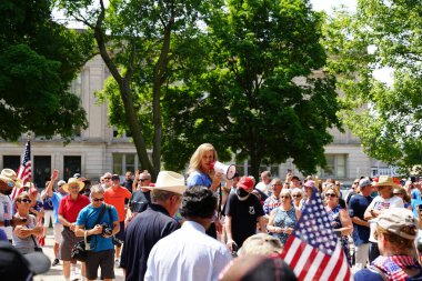 Kenosha, Wisconsin / ABD - 27 Haziran 2020: Birçok Wisconsinite 'li mavi hayatlar için düzenlenen rozet mitingine destek vermek için geldi.