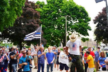 Kenosha, Wisconsin / ABD - 27 Haziran 2020: Milwaukee İlçe Şerifi David A. Clarke Jr. Mavi Yaşamlar için düzenlenen polis destek mitingine katıldı ve bir konuşma yaptı.
