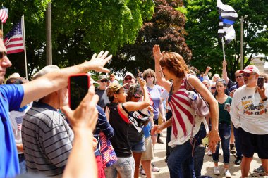 Kenosha, Wisconsin / ABD - 27 Haziran 2020: Birçok Wisconsinite 'li mavi hayatlar için düzenlenen rozet mitingine destek vermek için geldi.