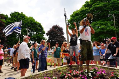 Kenosha, Wisconsin / ABD - 27 Haziran 2020: Siyahların yaşamları önemli ve Antifa üyesi Milwaukee İlçe Şerifi David A. Clarke Jr. 'ın Mavi Yaşamlar Mitingi' ndeki konuşmasını yarıda kesti.