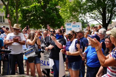 Kenosha, Wisconsin / ABD - 27 Haziran 2020: Birçok Wisconsinite 'li mavi hayatlar için düzenlenen rozet mitingine destek vermek için geldi.