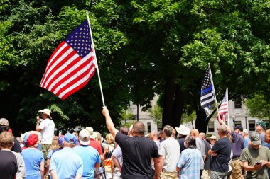 Kenosha, Wisconsin / ABD - 27 Haziran 2020: Birçok Wisconsinite 'li mavi hayatlar için düzenlenen rozet mitingine destek vermek için geldi.