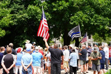 Kenosha, Wisconsin / ABD - 27 Haziran 2020: Birçok Wisconsinite 'li mavi hayatlar için düzenlenen rozet mitingine destek vermek için geldi..