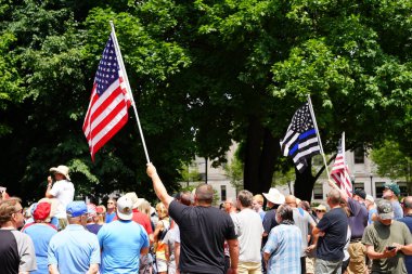 Kenosha, Wisconsin / ABD - 27 Haziran 2020: Birçok Wisconsinite 'li mavi hayatlar için düzenlenen rozet mitingine destek vermek için geldi..