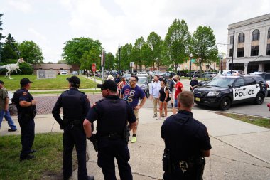 Kenosha, Wisconsin / ABD - 27 Haziran 2020: BLM destekçileri ve antifa mavi yaşamlı madde mitinginde destekçilerle çatışmaya girerken, yerel polis her iki taraf arasında bir bölünmeyi sürdürdü.