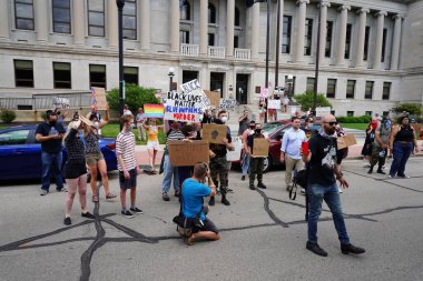 Kenosha, Wisconsin / ABD - 27 Haziran 2020: BLM destekçileri ve antifa mavi yaşamlı madde mitinginde destekçilerle çatışmaya girerken, yerel polis her iki taraf arasında bir bölünmeyi sürdürdü.