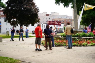 Kenosha, Wisconsin / ABD - 27 Haziran 2020: BLM destekçileri ve antifa mavi yaşamlı madde mitinginde destekçilerle çatışmaya girerken, yerel polis her iki taraf arasında bir bölünmeyi sürdürdü.
