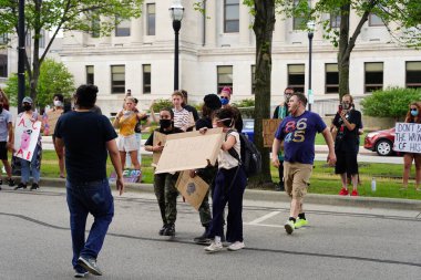 Kenosha, Wisconsin / ABD - 27 Haziran 2020: BLM destekçileri ve antifa mavi yaşamlı madde mitinginde destekçilerle çatışmaya girerken, yerel polis her iki taraf arasında bir bölünmeyi sürdürdü.