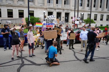 Kenosha, Wisconsin / ABD - 27 Haziran 2020: BLM destekçileri ve antifa mavi yaşamlı madde mitinginde destekçilerle çatışmaya girerken, yerel polis her iki taraf arasında bir bölünmeyi sürdürdü.