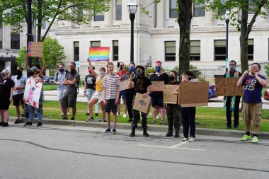 Kenosha, Wisconsin / ABD - 27 Haziran 2020: BLM destekçileri ve antifa mavi yaşamlı madde mitinginde destekçilerle çatışmaya girerken, yerel polis her iki taraf arasında bir bölünmeyi sürdürdü.