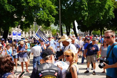 Kenosha, Wisconsin / ABD - 27 Haziran 2020: Birçok Wisconsinite 'li mavi hayatlar için düzenlenen rozet mitingine destek vermek için geldi.