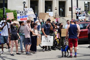 Kenosha, Wisconsin / ABD - 27 Haziran 2020: BLM destekçileri ve antifa mavi yaşamlı madde mitinginde destekçilerle çatışmaya girerken, yerel polis her iki taraf arasında bir bölünmeyi sürdürdü.