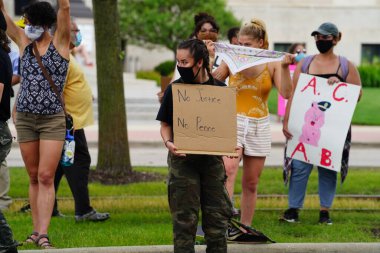 Kenosha, Wisconsin / ABD - 27 Haziran 2020: BLM destekçileri ve antifa mavi yaşamlı madde mitinginde destekçilerle çatışmaya girerken, yerel polis her iki taraf arasında bir bölünmeyi sürdürdü.