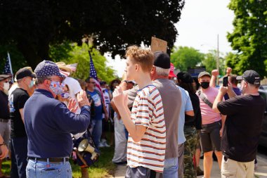 Kenosha, Wisconsin / ABD - 27 Haziran 2020: BLM destekçileri ve antifa mavi yaşamlı madde mitinginde destekçilerle çatışmaya girerken, yerel polis her iki taraf arasında bir bölünmeyi sürdürdü