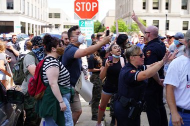 Kenosha, Wisconsin / ABD - 27 Haziran 2020: BLM destekçileri ve antifa mavi yaşamlı madde mitinginde destekçilerle çatışmaya girerken, yerel polis her iki taraf arasında bir bölünmeyi sürdürdü