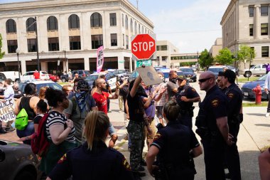 Kenosha, Wisconsin / ABD - 27 Haziran 2020: BLM destekçileri ve antifa mavi yaşamlı madde mitinginde destekçilerle çatışmaya girerken, yerel polis her iki taraf arasında bir bölünmeyi sürdürdü