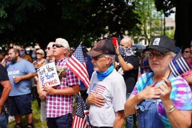 Kenosha, Wisconsin / ABD - 27 Haziran 2020: Birçok Wisconsinite 'li mavi hayatlar için düzenlenen rozet mitingine destek vermek için geldi.