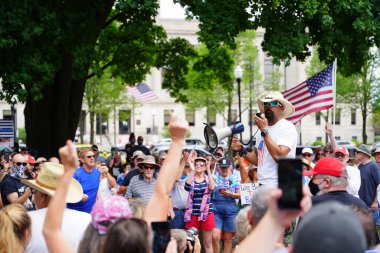 Kenosha, Wisconsin / ABD - 27 Haziran 2020: Milwaukee İlçe Şerifi David A. Clarke Jr. Mavi Yaşamlar için düzenlenen polis destek mitingine katıldı ve bir konuşma yaptı.