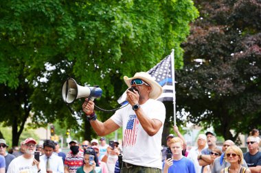 Kenosha, Wisconsin / ABD - 27 Haziran 2020: Milwaukee İlçe Şerifi David A. Clarke Jr. Mavi Yaşamlar için düzenlenen polis destek mitingine katıldı ve bir konuşma yaptı.