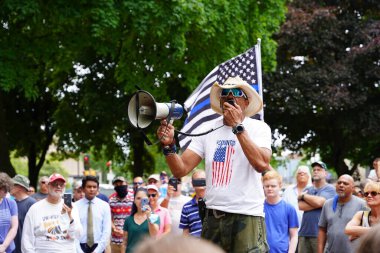 Kenosha, Wisconsin / ABD - 27 Haziran 2020: Milwaukee İlçe Şerifi David A. Clarke Jr. Mavi Yaşamlar için düzenlenen polis destek mitingine katıldı ve bir konuşma yaptı.