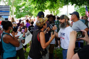 Kenosha, Wisconsin / ABD - 27 Haziran 2020: BLM destekçileri ve antifa mavi yaşamlı madde mitinginde destekçilerle çatışmaya girerken, yerel polis her iki taraf arasında bir bölünmeyi sürdürdü