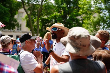 Kenosha, Wisconsin / ABD - 27 Haziran 2020: Milwaukee İlçe Şerifi David A. Clarke Jr. Mavi Yaşamlar için düzenlenen polis destek mitingine katıldı ve bir konuşma yaptı.