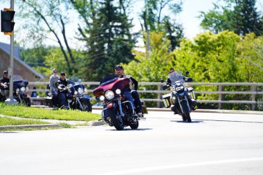 Green Bay, Wisconsin / ABD - 29 Ağustos 2020: Pro Trump blue Life Madde Mavisi motosikletçiler, polis araçları ve diğer araçlar destek göstermek amacıyla yeşil körfezden geçtiler.