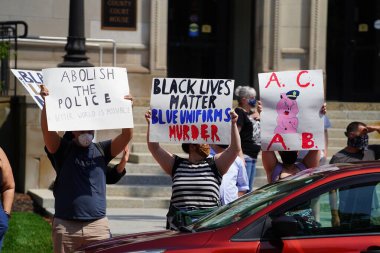 Kenosha, Wisconsin / ABD - 27 Haziran 2020: BLM destekçileri ve antifa mavi yaşamlı madde mitinginde destekçilerle çatışmaya girerken, yerel polis her iki taraf arasında bir bölünmeyi sürdürdü