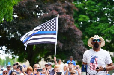 Kenosha, Wisconsin / ABD - 27 Haziran 2020: Milwaukee İlçe Şerifi David A. Clarke Jr. Mavi Yaşamlar için düzenlenen polis destek mitingine katıldı ve bir konuşma yaptı.