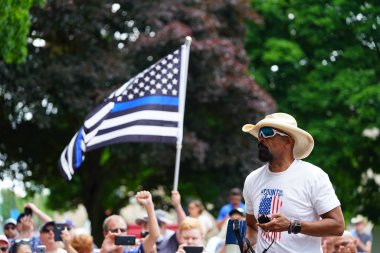 Kenosha, Wisconsin / ABD - 27 Haziran 2020: Milwaukee İlçe Şerifi David A. Clarke Jr. Mavi Yaşamlar için düzenlenen polis destek mitingine katıldı ve bir konuşma yaptı.