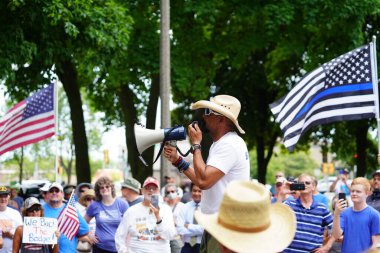 Kenosha, Wisconsin / ABD - 27 Haziran 2020: Milwaukee İlçe Şerifi David A. Clarke Jr. Mavi Yaşamlar için düzenlenen polis destek mitingine katıldı ve bir konuşma yaptı.