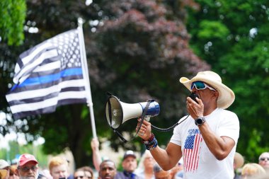 Kenosha, Wisconsin / ABD - 27 Haziran 2020: Milwaukee İlçe Şerifi David A. Clarke Jr. Mavi Yaşamlar için düzenlenen polis destek mitingine katıldı ve bir konuşma yaptı.