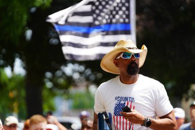 Kenosha, Wisconsin / ABD - 27 Haziran 2020: Milwaukee İlçe Şerifi David A. Clarke Jr. Mavi Yaşamlar için düzenlenen polis destek mitingine katıldı ve bir konuşma yaptı..