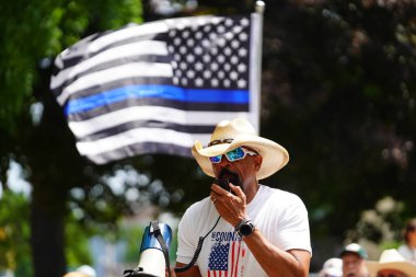 Kenosha, Wisconsin / ABD - 27 Haziran 2020: Milwaukee İlçe Şerifi David A. Clarke Jr. Mavi Yaşamlar için düzenlenen polis destek mitingine katıldı ve bir konuşma yaptı..
