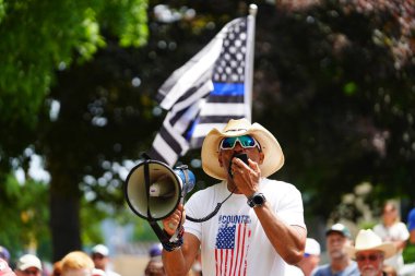 Kenosha, Wisconsin / ABD - 27 Haziran 2020: Milwaukee İlçe Şerifi David A. Clarke Jr. Mavi Yaşamlar için düzenlenen polis destek mitingine katıldı ve bir konuşma yaptı..