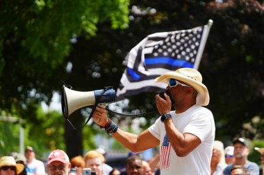 Kenosha, Wisconsin / ABD - 27 Haziran 2020: Milwaukee İlçe Şerifi David A. Clarke Jr. Mavi Yaşamlar için düzenlenen polis destek mitingine katıldı ve bir konuşma yaptı..