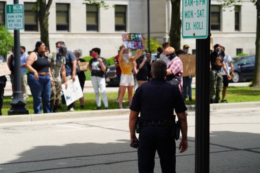 Kenosha, Wisconsin / ABD - 27 Haziran 2020: BLM destekçileri ve antifa mavi yaşamlı madde mitinginde destekçilerle çatışmaya girerken, yerel polis her iki taraf arasında bir bölünmeyi sürdürdü