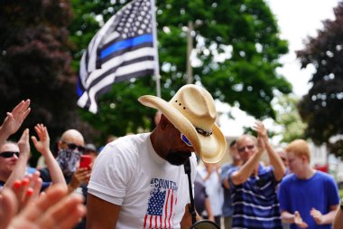 Kenosha, Wisconsin / ABD - 27 Haziran 2020: Milwaukee İlçe Şerifi David A. Clarke Jr. Mavi Yaşamlar için düzenlenen polis destek mitingine katıldı ve bir konuşma yaptı..