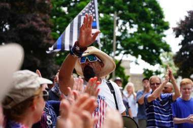 Kenosha, Wisconsin / ABD - 27 Haziran 2020: Milwaukee İlçe Şerifi David A. Clarke Jr. Mavi Yaşamlar için düzenlenen polis destek mitingine katıldı ve bir konuşma yaptı..