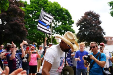 Kenosha, Wisconsin / ABD - 27 Haziran 2020: Milwaukee İlçe Şerifi David A. Clarke Jr. Mavi Yaşamlar için düzenlenen polis destek mitingine katıldı ve bir konuşma yaptı..