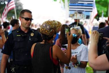 Kenosha, Wisconsin / ABD - 27 Haziran 2020: BLM destekçileri ve antifa mavi yaşamlı madde mitinginde destekçilerle çatışmaya girerken, yerel polis her iki taraf arasında bir bölünmeyi sürdürdü